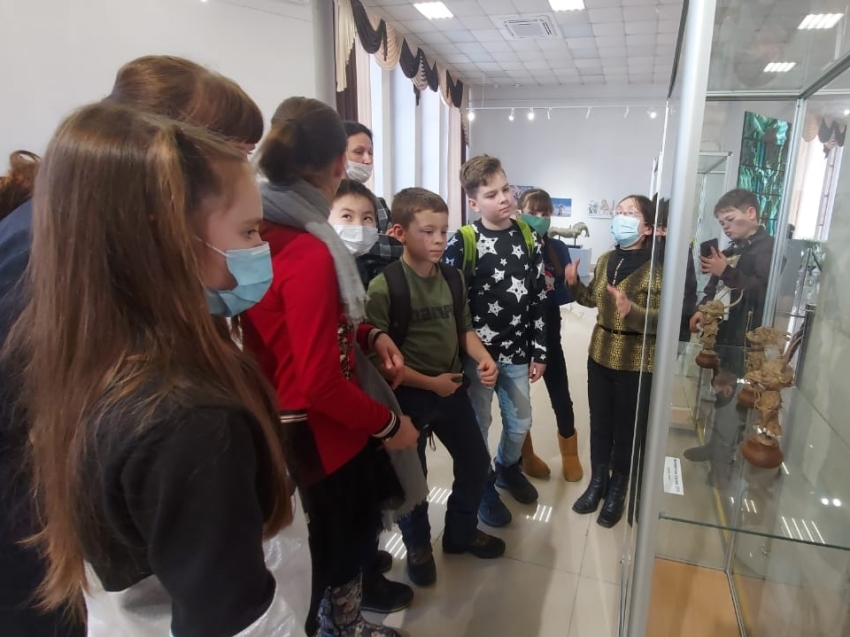 Читинские школьники посетили выставку всемирно известного скульптора Даши Намдакова